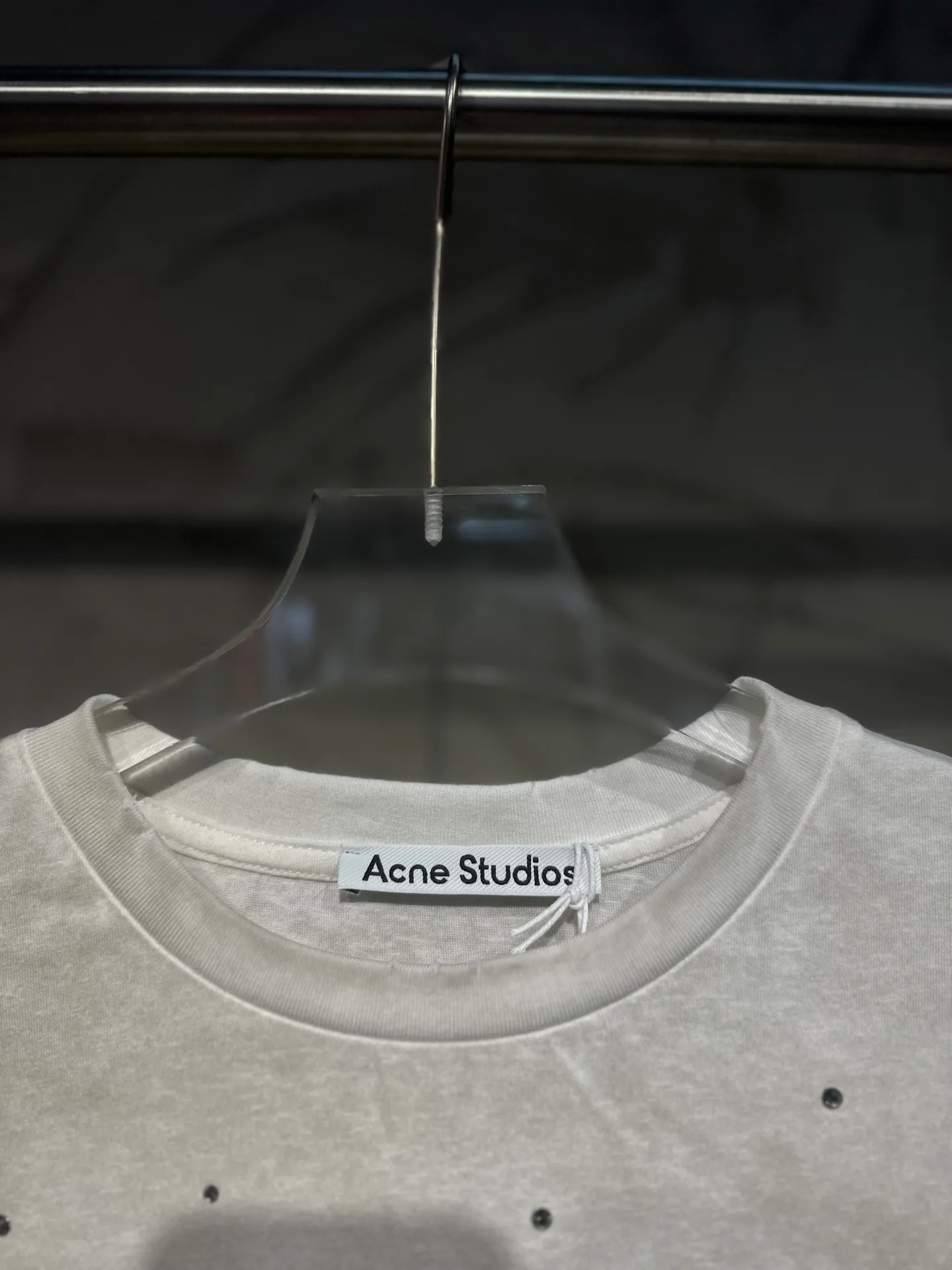 The highest version of Acne Studios long-sleeved Series distressed, dirty and mud-dyed long-sleeved T-shirts. The long-sleeved T-shirts with stir-fried colors and distressed edges are not picky. The snowflake cotton fabric feels soft and smooth and is not easy to wash. The fabric has been processed so it is sturdier than the quality ones in the counter. It can be used as sun protection clothing in summer. The same fabric as the original one is relatively thin. The feel and count are in place. The fried yellowing effect is cool. The printing effect is also in place. Details are online for comparison. 1 color four codes #long sleeve t-shirt # #acne Color: hot diamond white Size: S M LXL